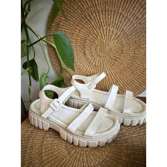 Beilide woman’s size 8 white sandals - Picture 1 of 11